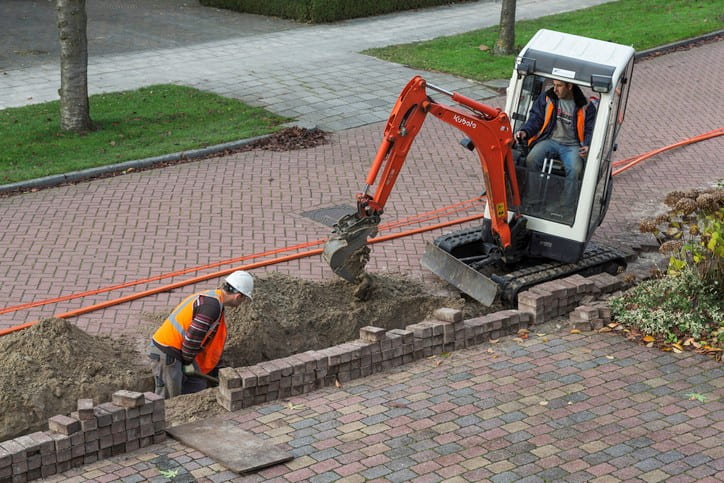 DEUX PERSONNES TRAVAILLANT DANS UNE TRANCHEE