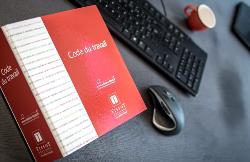 LIVRE CODE DU TRAVAIL POSE SUR UN BUREAU