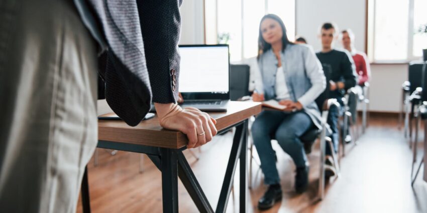 PROFESSEUR DEVANT GROUPE DE PERSONNES ASSISES 2